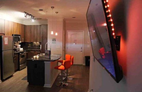 Dunwoody Apartment | Orange you Glad to be in Atlanta