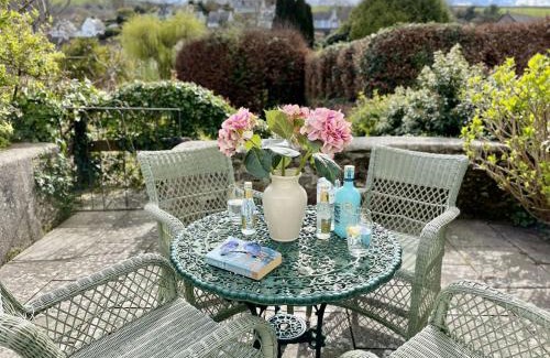 Dittisham House | Orchard Cottage - Walking distance of the river, charming sunny patio, quiet location