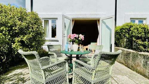 Dittisham House | Orchard Cottage - Walking distance of the river, charming sunny patio, quiet location