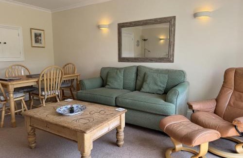 Dittisham House | Orchard Cottage - Walking distance of the river, charming sunny patio, quiet location