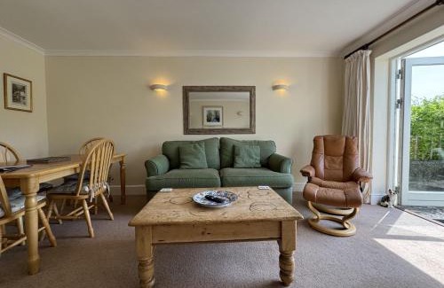 Dittisham House | Orchard Cottage - Walking distance of the river, charming sunny patio, quiet location