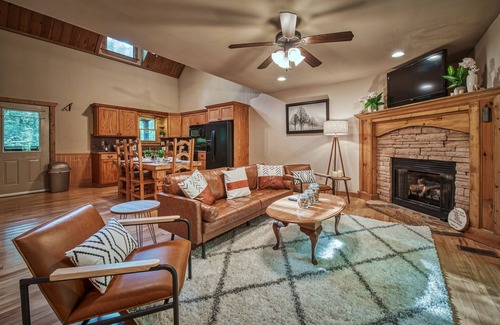 Ellijay Cabin | Orchard House - 4BR/3.5B ✔Hot Tub✔ Pet Friendly✔ Firepit✔ Grill✔ Gameroom✔