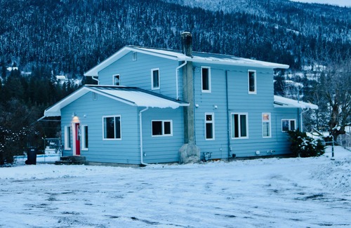 Vernon House | Orchard house in BX close to Vernon, on hiking trails, close to skiing.