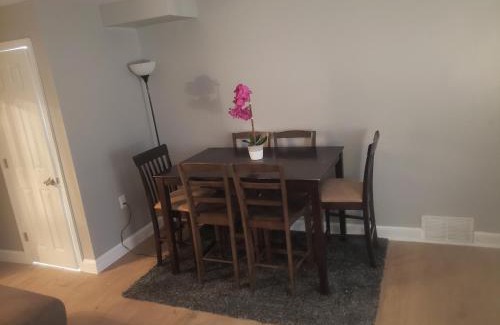 Collingdale House | Orchard Room by the Airport - Shared Space