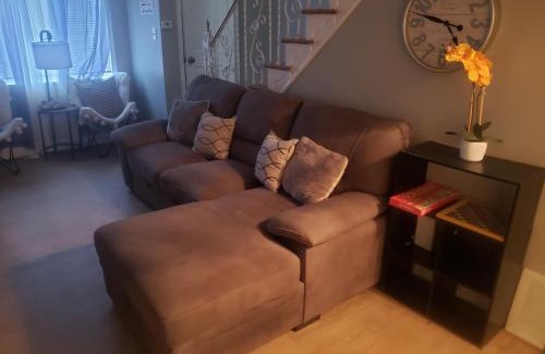 Collingdale House | Orchard Room by the Airport - Shared Space