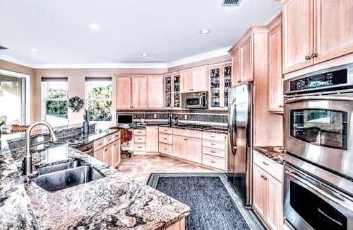 North Beach House | Orchid Island Escape!Walk to beach 2 minut,heated pool & hot tub. Putting green.