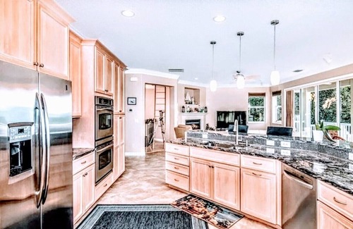 North Beach House | Orchid Island Escape!Walk to beach 2 minut,heated pool & hot tub. Putting green.