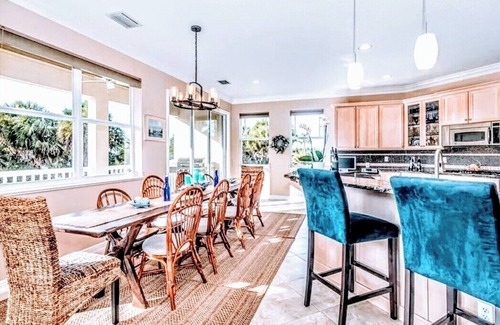 North Beach House | Orchid Island Escape!Walk to beach 2 minut,heated pool & hot tub. Putting green.
