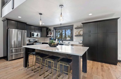 Deadwood House | Original LUXURY On Mountain Time cabin-Powderhouse Pass-Private Hot Tub, scenic views, cozy comfort