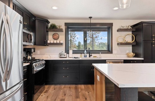 Deadwood House | Original LUXURY On Mountain Time cabin-Powderhouse Pass-Private Hot Tub, scenic views, cozy comfort