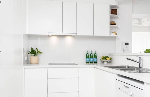 Coolangatta Apartment | Orion Unit 4 Modern 2 bedroom apartment with ocean views and Wi-Fi Included