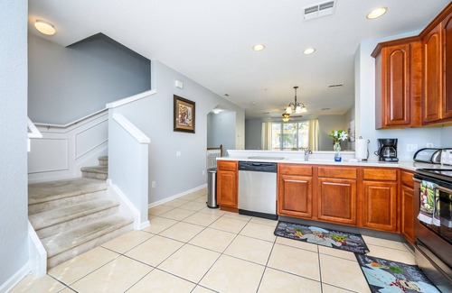 Florida Central Atlantic Coast House | Orlando Convention Center/Universal 3BR/3.5BA Vista Cay Town Home & Garage