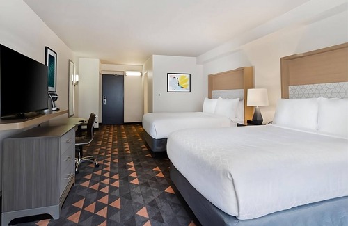 Florida Center Hotel | Orlando Dream Vacation! 2 Convenient Rooms, On-site Pool, Shuttle Service