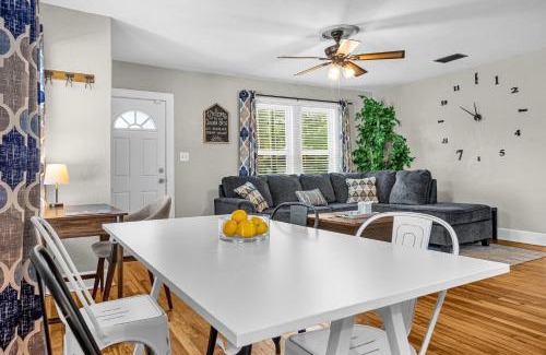 Wadeview Park House | Orlando Oasis! Free Laundry & Parking Near Disney!