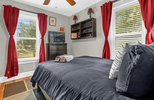 Wadeview Park House | Orlando Oasis! Free Laundry & Parking Near Disney!