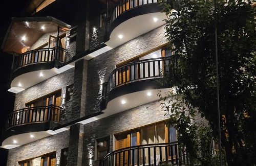 Manali Apartment | Orophile's Retreat: Mountain Views & River Serenity