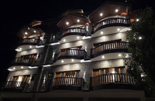 Manali Apartment | Orophile's Retreat: Mountain Views & River Serenity