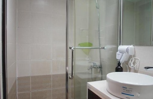 Ortigas Center Apartment | Ortigas Comfy Central Suite w/City View, FREE Pool & Gym