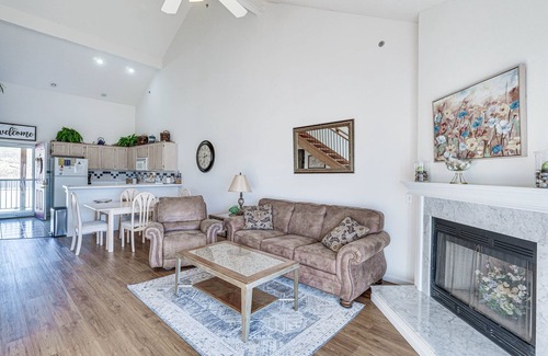 Osage Beach Condo | Osage Beach Condo: Boat Slip & Pool Access!