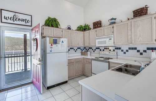 Osage Beach Condo | Osage Beach Condo: Boat Slip & Pool Access!