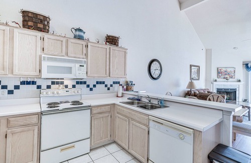 Osage Beach Condo | Osage Beach Condo: Boat Slip & Pool Access!