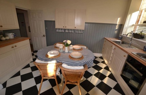 Maldon Apartment | Osea Island: Graceful Cottage