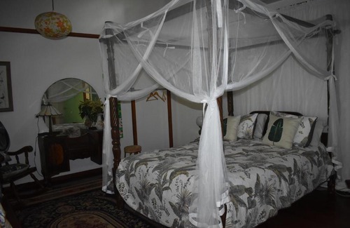 Nelly Bay Bed & Breakfast | Oskar's Rain Forest Retreat