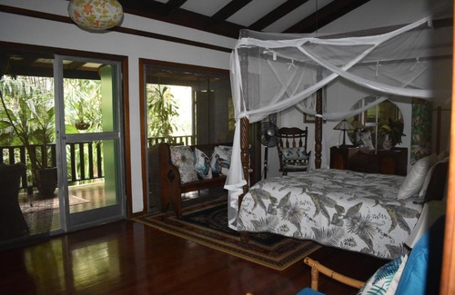 Nelly Bay Bed & Breakfast | Oskar's Rain Forest Retreat