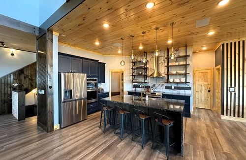 Jasper House | Oslo Mountainside Retreat + Hot Tub + Arcade + Million Dollar View Sleeps 24