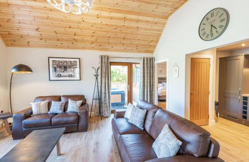Newton Stewart House | Osprey Lodge 1 with Hot Tub