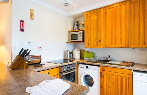 Crianlarich Ski Chalet | Osprey Lodge with river and mountain view