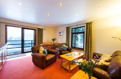 Crianlarich Ski Chalet | Osprey Lodge with river and mountain view
