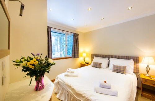 Crianlarich Ski Chalet | Osprey Lodge with river and mountain view