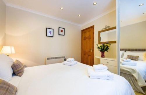 Crianlarich Ski Chalet | Osprey Lodge with river and mountain view