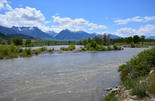 Gardiner Apartment | Osprey Point Rest. 5 minutes from Gardiner, Yellowstone River and wildlife views