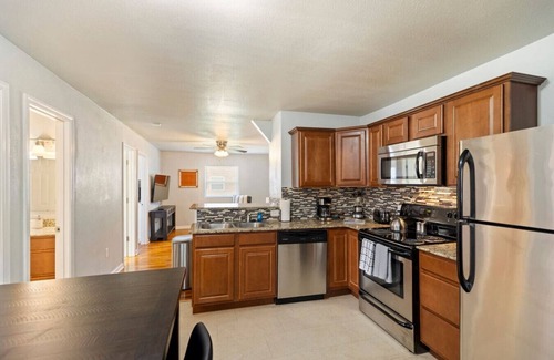 Stillwater Apartment | OSU 2 bed unit 6 blocks to stadium (sleeps 6)