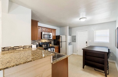 Stillwater Apartment | OSU 2 bed unit 6 blocks to stadium (sleeps 6)