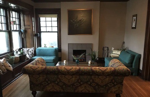 Olde Towne East House | OTE/ Downtown- 3 King beds+ private yard- Fits 3-8