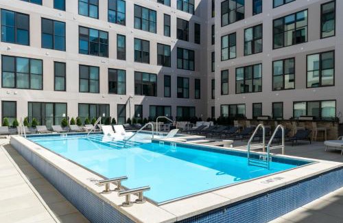 Pendleton Apartment | OTR King Bed Free On Site Parking Gym Pool Club Room