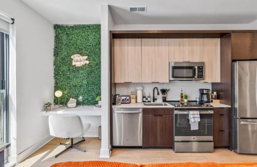 Pendleton Apartment | OTR King Bed Free On Site Parking Gym Pool Club Room