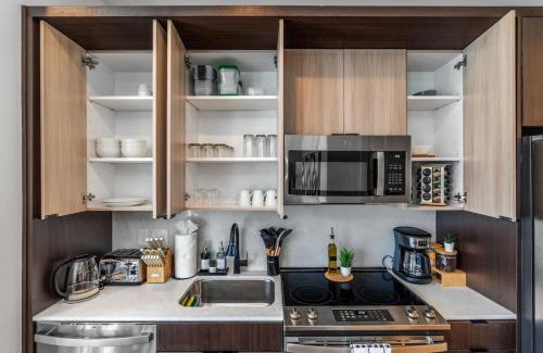 Pendleton Apartment | OTR King Bed Free On Site Parking Gym Pool Club Room