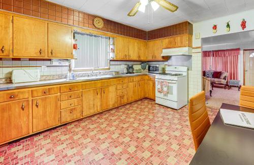 Ottawa House | Ottawa Home with Porch, Near Starved Rock State Park