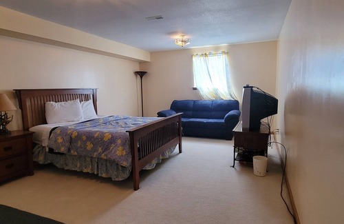 Gardiner Hotel | Our Cottage Unit-Private end unit of Yellowstone Basin Inn