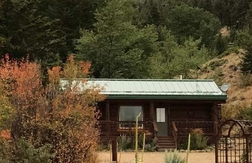 Red Lodge House | Our cozy, secluded cabin is nestled in Haywood Gulch with spectacular views of the Beartooth Mountains. Open layout cabin with full kitchen with dining table and chairs. Comfortable plush queen log bed. Futon couch T.V. Great deck with seating areas,