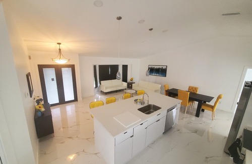 Three Oaks House | Our Happy Place - Family-friendly home close to everything!