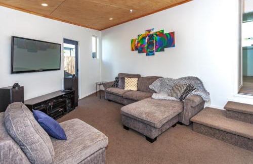 Whangamata House | Our Kiwi Whanga Bach - Whangamata Holiday Home
