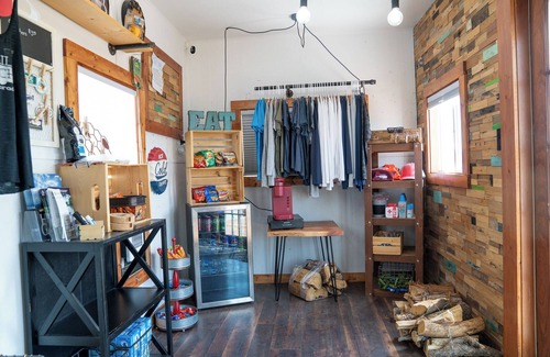 Meeker House | Our newest and one of our largest tiny homes contains a queen bed on the main level and two queen lofted beds. Sleeps: 6