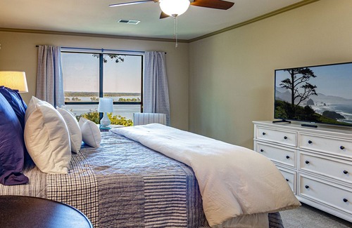 Pottsboro House | Our Texoma Lake House- Luxurious Texoma lakefront with breathtaking island views
