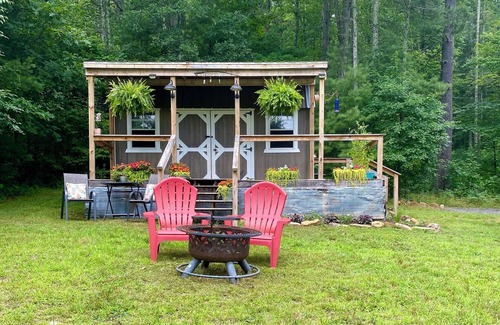 Glace Cabin | Our tiny, cozy cabin is the perfect relaxing spot to get away from it all!