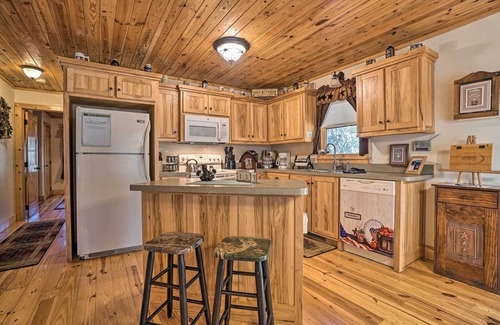 Sautee Nacoochee Cabin | Outdoor Adventure - Charming Cabin w/Hot Tub